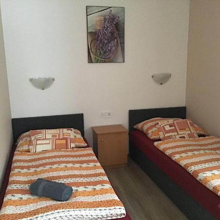 Dravecz Apartman Балатонлеле Екстериор снимка