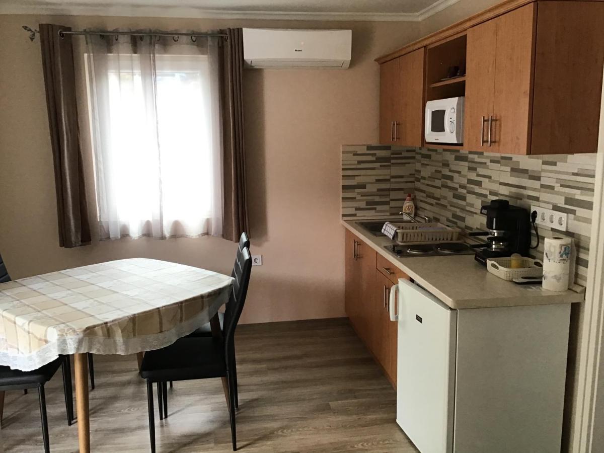 Dravecz Apartman Балатонлеле Екстериор снимка